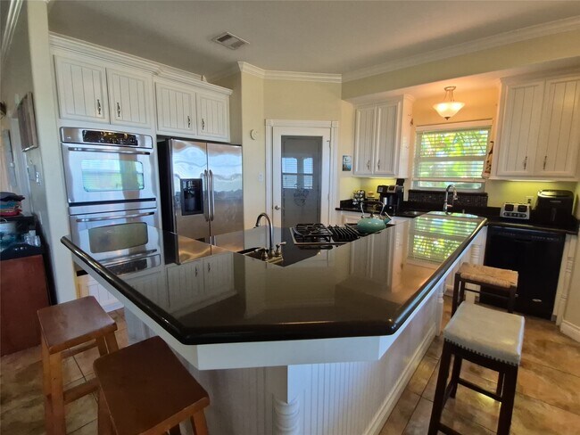 Building Photo - 402 1/2 Avenue A