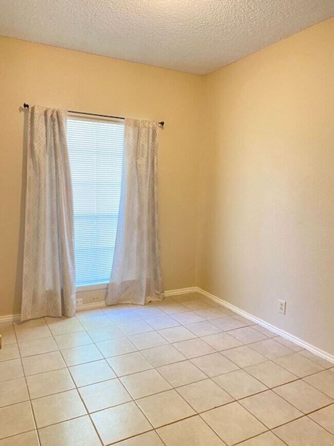 Building Photo - COMING SOON! Stoneridge Duplex Well-Maintained 3 Bedroom