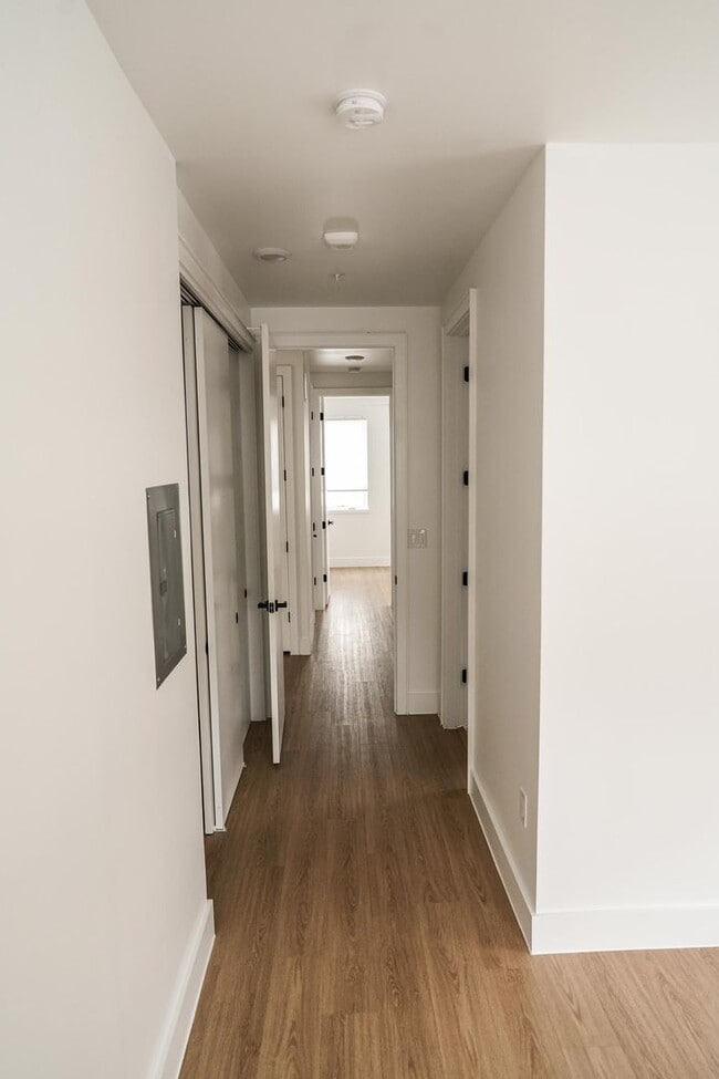 Building Photo - Modern East Austin 2/2 Condo Available Now!