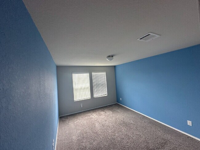 Building Photo - Spacious 5 Bedroom, 3.5 Bath Home with 2,6...