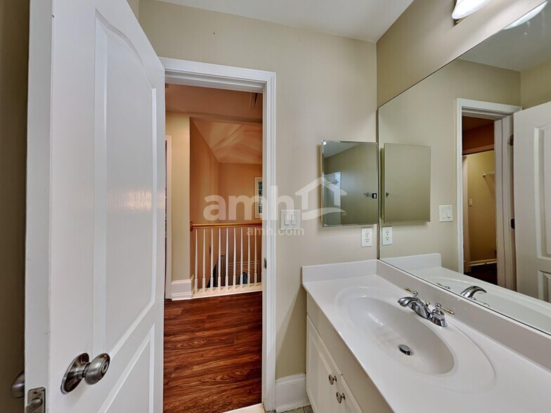 Building Photo - 402 Grandiflora Dr