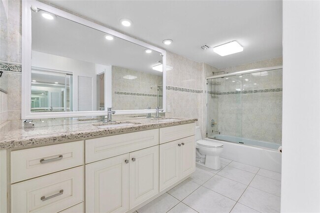 Building Photo - 405 N Ocean Blvd