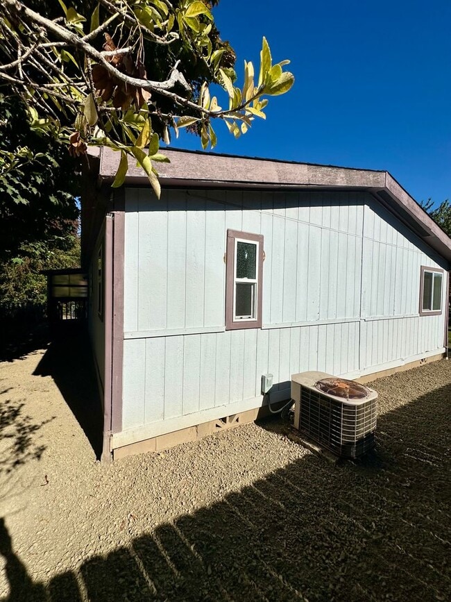 Building Photo - Two Bedroom House