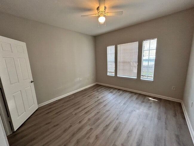 Building Photo - Lovely 2/2 Ground Floor Condo For Rent in ...