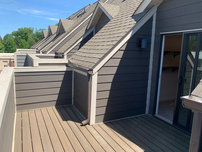 Building Photo - Beautiful Three Bedroom Townhouse!