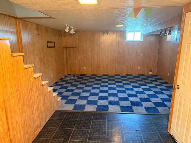 Building Photo - 2717 Creston Rd