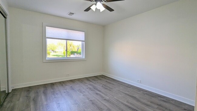 Building Photo - 9463 Bay Colony Dr