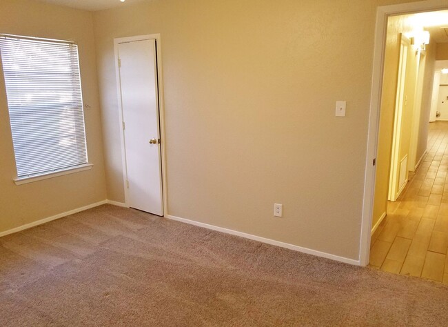 Building Photo - Updated 2 bedroom, 1 bath home is ready to...