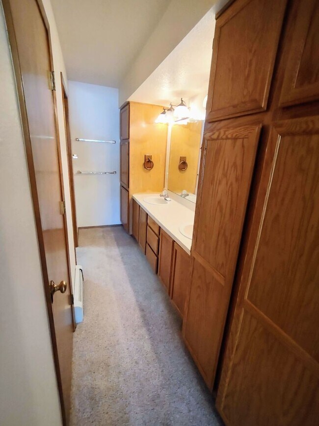 Building Photo - Spacious Downtown Townhome Available Now!