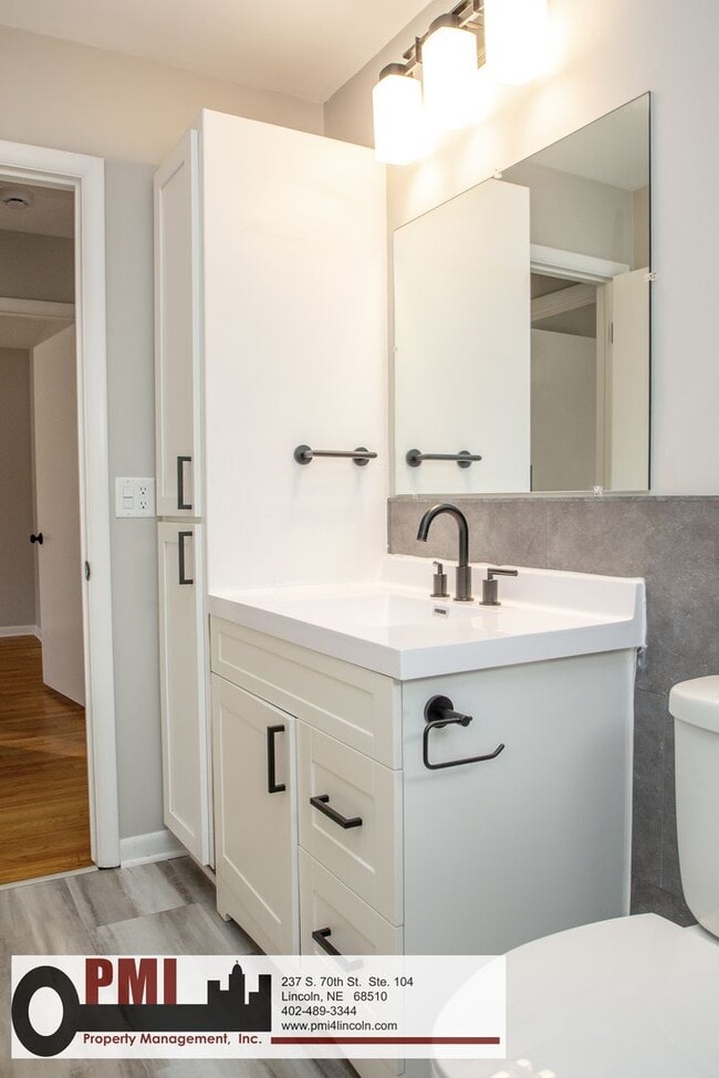 Building Photo - 820 S 38th St