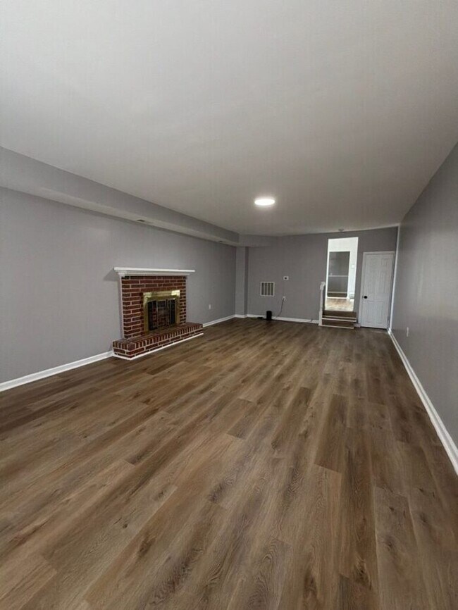 Building Photo - 3 bedrooms with parking