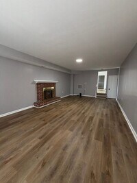 Building Photo - 3 bedrooms with parking