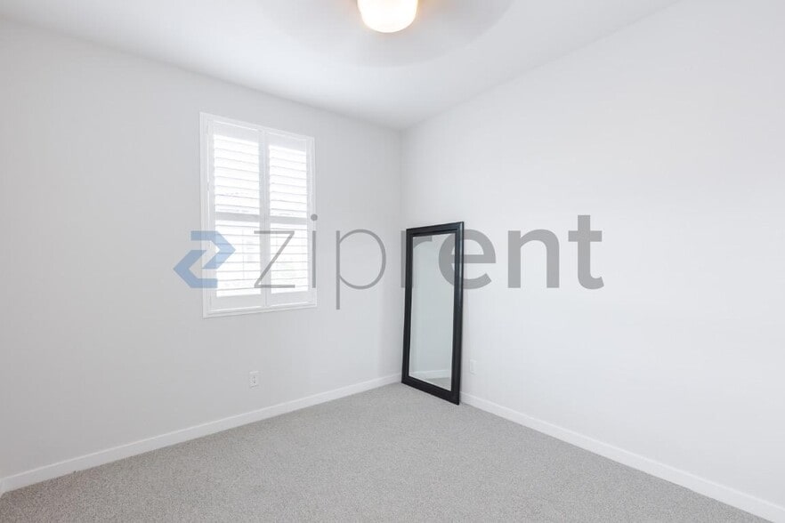 Building Photo - Unit 68101