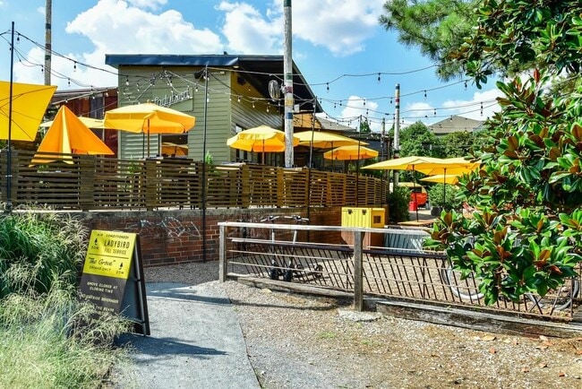 Building Photo - 210 Sampson St NE