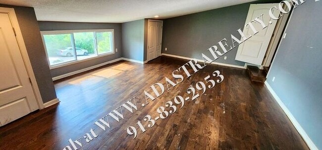 Building Photo - Nice Updated 3 Bed, 1 Bath in KCK-Availabl...