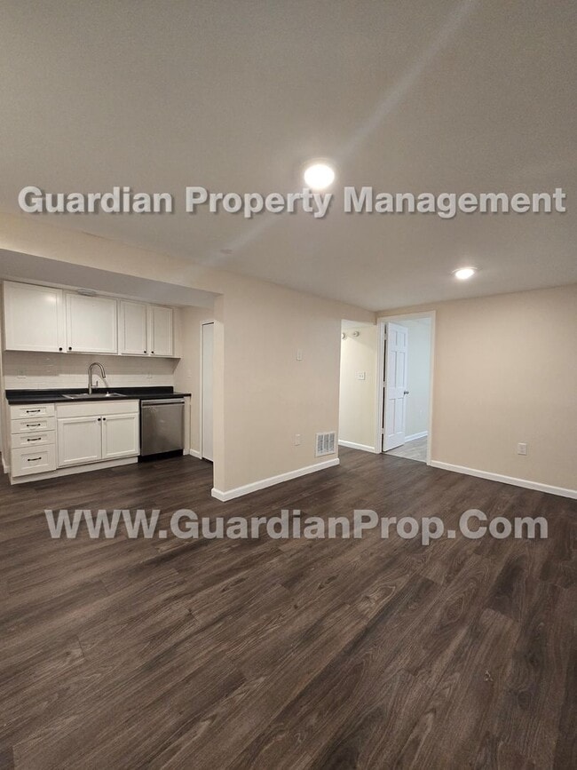 Building Photo - SxS duplex Available now! LVP flooring throughout, independent living areas each W/ full kitchen ...