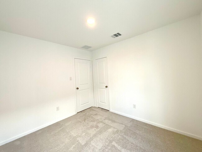 Building Photo - **APPLICATION RECEIVED** Modern 3-Bed, 2.5-Bath Home with Included Internet & Fenced Backyard in ...