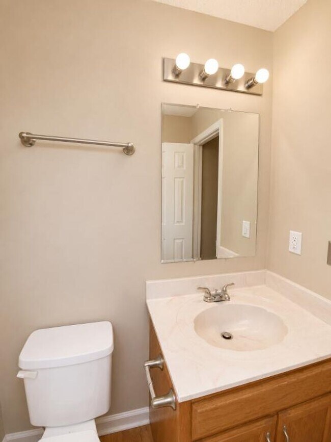 Building Photo - $1250 - 3 Bedroom 1.5 Bath Ranch Home
