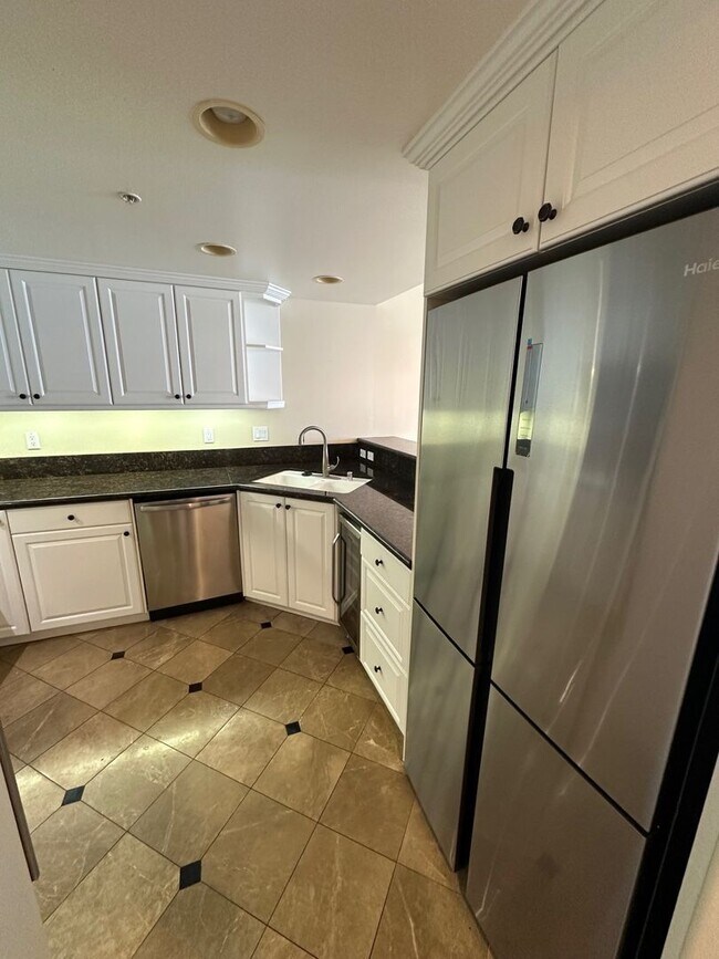 Building Photo - Beachfront Oasis - 3 bed 2 bath in Alamitos Beach