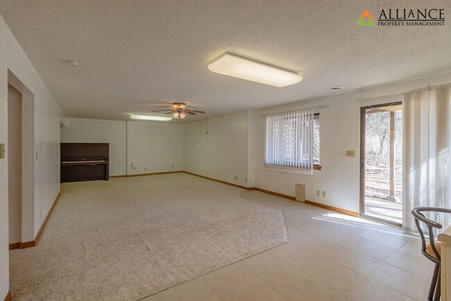 Building Photo - Amazing, Spacious Home! Pet Friendly!