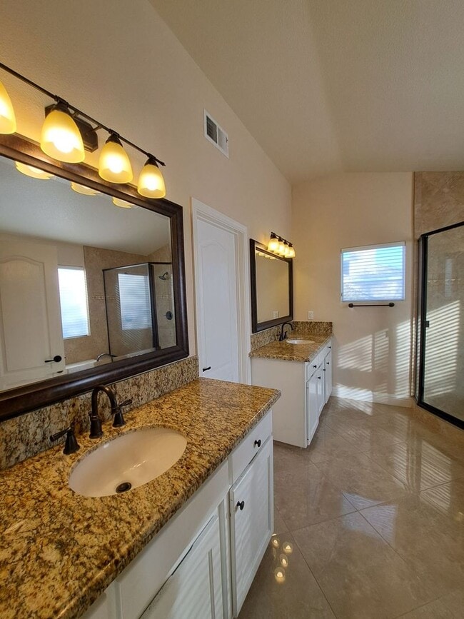 Building Photo - PRICE REDUCED TO $3450 & MOVE IN SPECIAL $450 OFF THE 1ST MONTH'S RENT – Spacious 5-Bedroom Fresn...