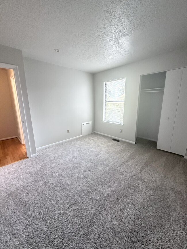 Building Photo - Cozy Townhome By the Beach!