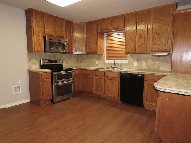 Building Photo - Country Living-City Close! 3 Bedroom, 2 Ba...