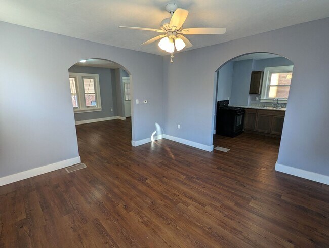 Building Photo - 3 Bedroom 1.5 Bathroom House (Greenfield)