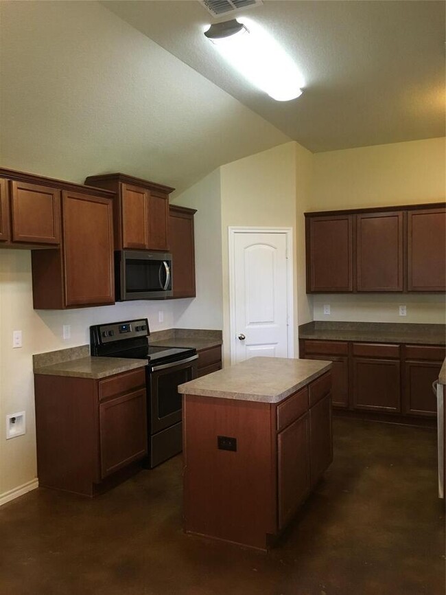 Building Photo - Wonderful 3/2/2 with covered patio! Close ...