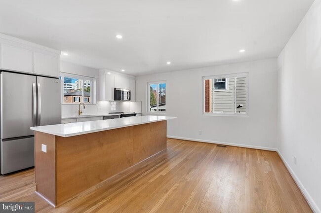 Building Photo - 618 19th St S