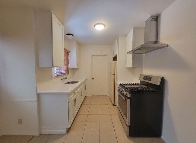 Building Photo - Spacious 3 Bedroom Canoga Park House
