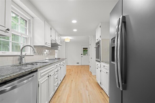 Building Photo - 2340 Castleridge Ct