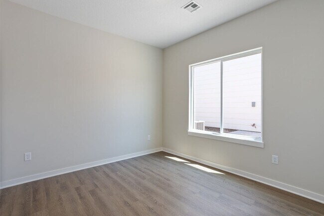 Building Photo - Fox Creek Holly