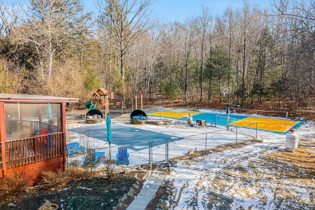 Building Photo - 1551 Wooded Acres Dr