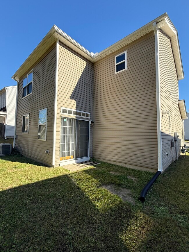 Building Photo - 721 Pebblestone Dr