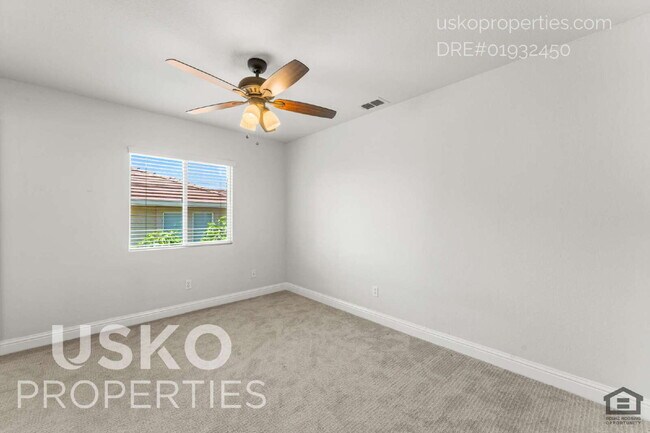 Building Photo - "Spacious 4-Bedroom Retreat with 2.5 Baths...