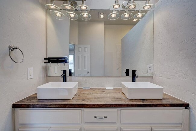 Building Photo - 1019 Dustin Dr