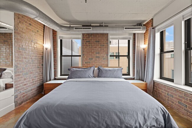 Building Photo - Fully Furnished Designer Loft with Parking & Monument Views!