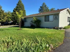 Building Photo - Charming Sparks Duplex - Yard/Garage/AC/1 Pet Friendly
