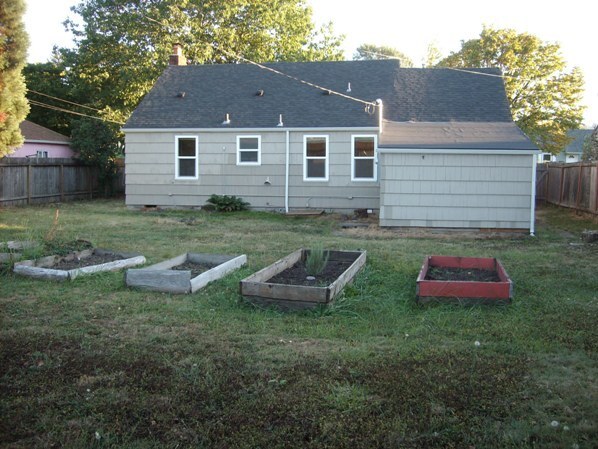 Building Photo - 2 bedroom/1 bath home with garage and larg...