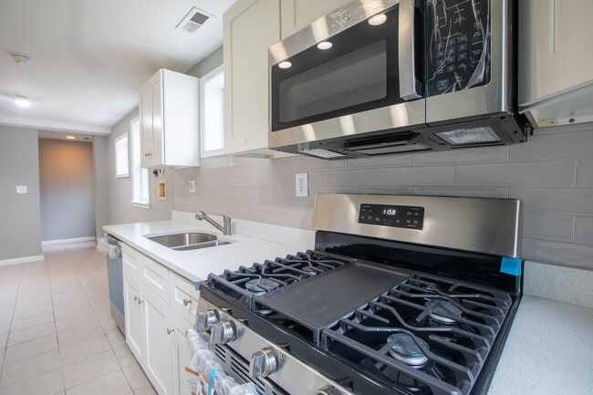 Building Photo - Lovely 2 BR/1 BA Condo in Columbia Heights!