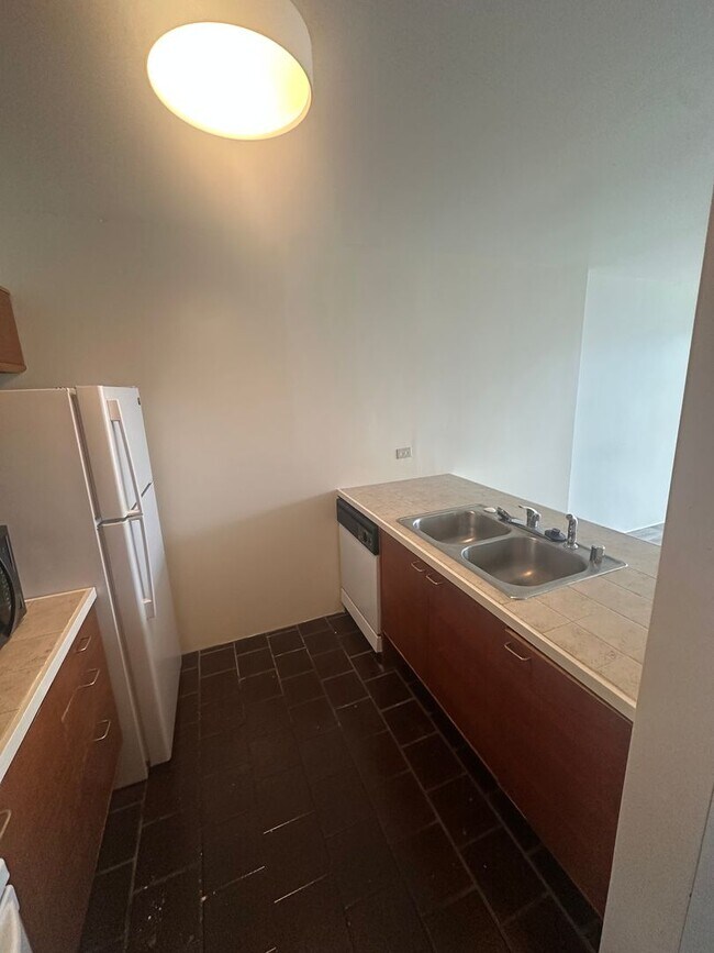 Building Photo - **PET FREINDLY** 2 BD / 1 BA Unit in Honolulu!