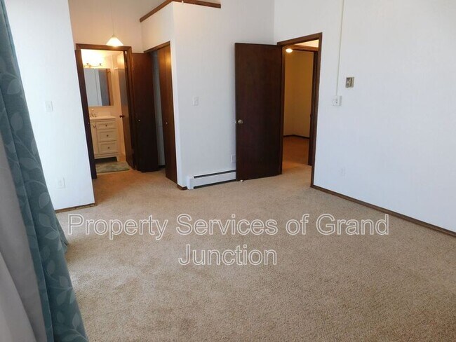 Building Photo - 2422 1/2 Hidden Valley Drive