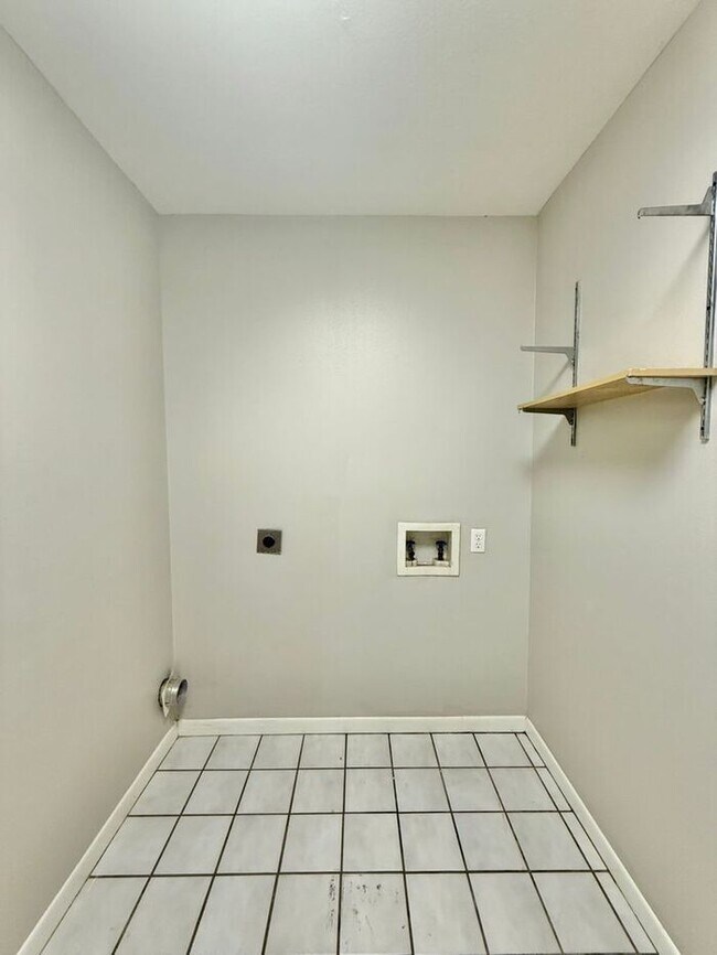 Building Photo - Tour Today! Stunning 3 Bedroom, 2 Bathroom Duplex in Tyler!