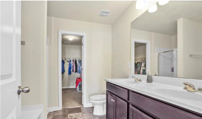 Building Photo - Spacious 3/2.5 Home in Simpsonville!