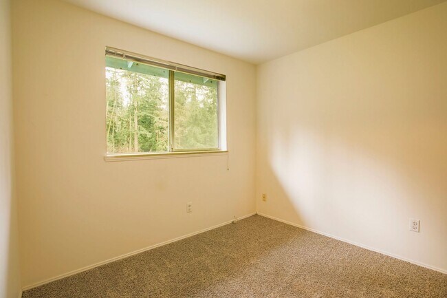 Building Photo - Cute Two Bedroom and Two Bath Townhome Located Just Minutes from the Clinton Ferry!