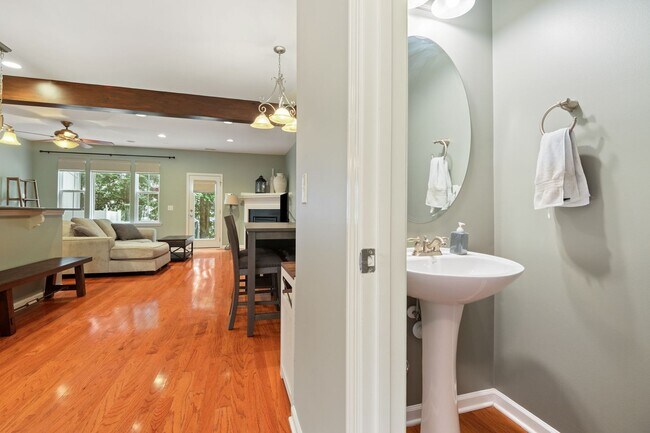Building Photo - Beautiful 3-Bedroom Townhome in North Raleigh