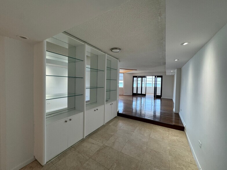 Building Photo - 905 Brickell Bay Dr