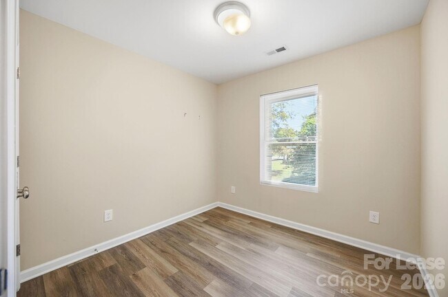 Building Photo - 1361 Ontario Dr
