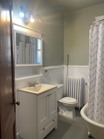 Building Photo - 317 N 4th Ave W